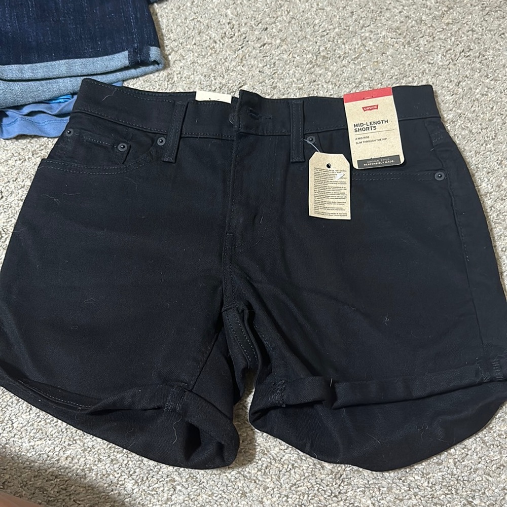 Black Levi’s mid rise shorts
